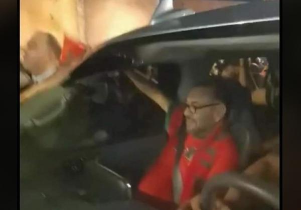 بقميص "الأسود": الملك محمد السادس يشارك شعبه فرحة تأهل المنتخب المغربي (فيديو)